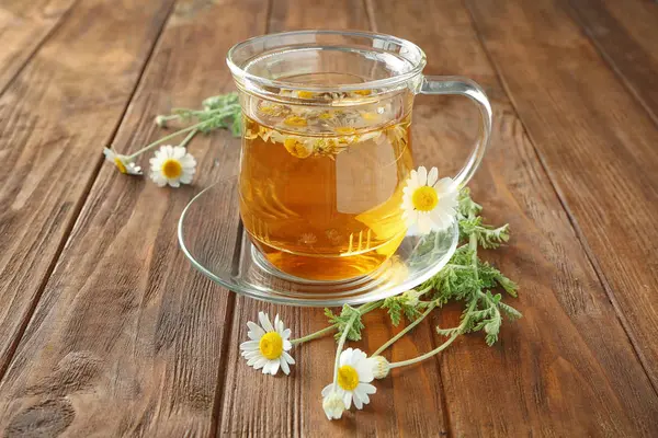 Xícara de chá de camomila na mesa — Fotografia de Stock
