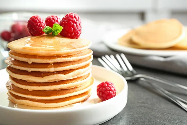 Piring dengan pancake lezat di atas meja — Stok Foto