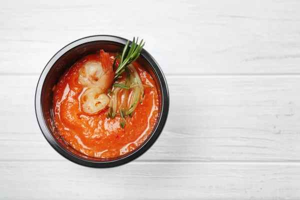 Plastic container with delicious shrimps — Stock Photo, Image