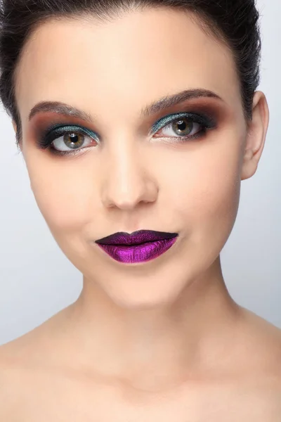 Krásná mladá žena s kreativní make-up na světlé pozadí, closeup — Stock fotografie