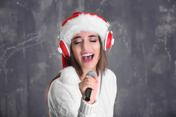 Schöne junge Frau singt Lieder — Stockfoto