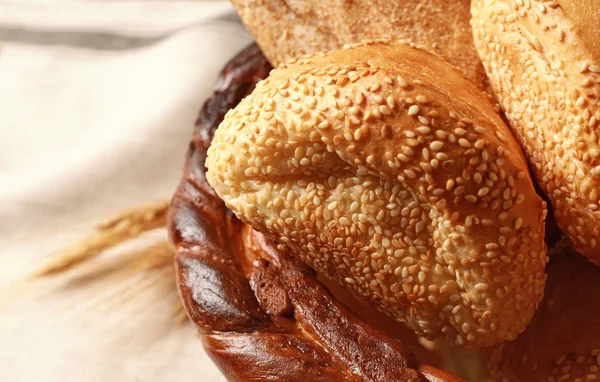 Broden in gevlochten brood-mand — Stockfoto