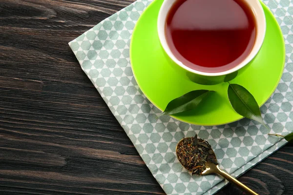 Tasse de thé sur table en bois — Photo
