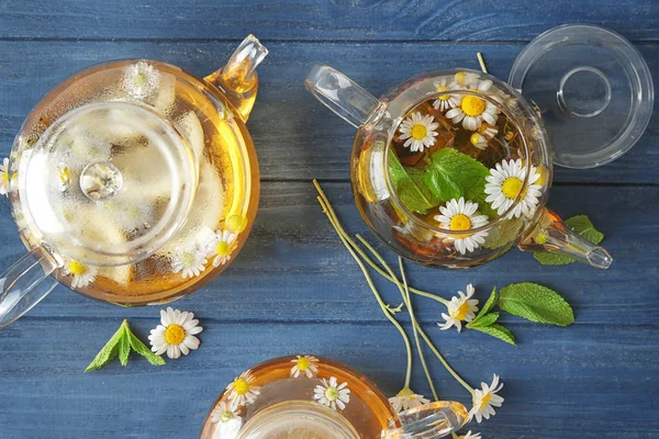 Leckerer Kamillentee in Glas-Teekannen — Stockfoto