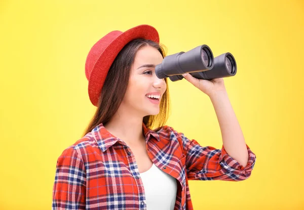 Krásná mladá žena s binokulární — Stock fotografie