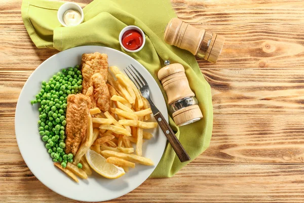 Assiette de poisson frit et frites — Photo