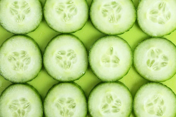 Färska gröna skivor gurka — Stockfoto