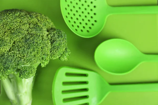 Brokoli segar dan peralatan — Stok Foto