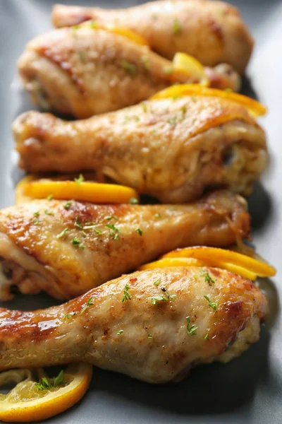 Chicken Drumsticks mit Zitrone auf Teller — Stockfoto