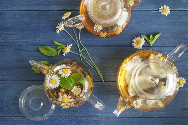 Saboroso chá de camomila em bules de vidro — Fotografia de Stock