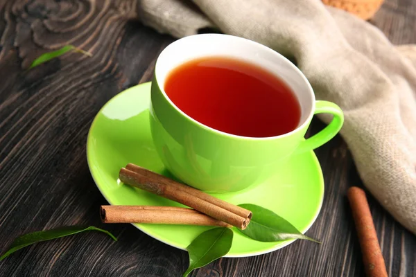 Чашка вкусного чая и корицы — стоковое фото