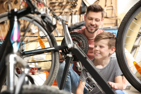 Vader en zoon tot vaststelling van de fiets in de garage — Stockfoto