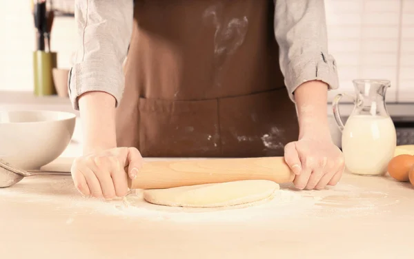 Vrouw deeg uitrollen — Stockfoto