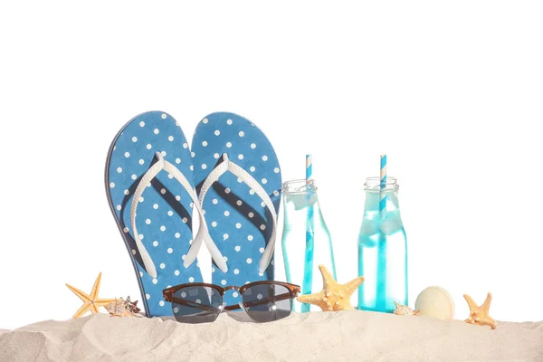 Flip-flops with sunglasses and cold drinks — Stock Photo, Image