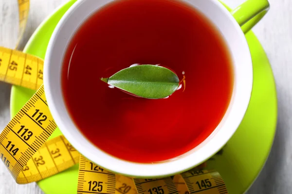 Xícara com chá e fita métrica — Fotografia de Stock