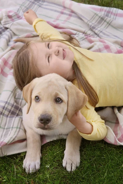 Schattig kind met Labrador Retriever buitenshuis — Stockfoto