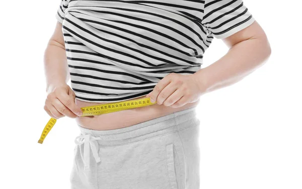 Hombre con sobrepeso midiendo su cintura sobre fondo blanco. Concepto de dieta —  Fotos de Stock