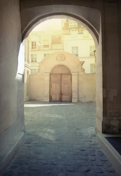 Entrada para o pátio do antigo edifício — Fotografia de Stock