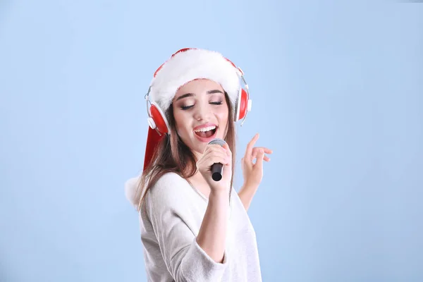 Hermosa joven cantando canciones —  Fotos de Stock