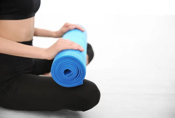 Жінка з йоги килимок на дерев'яній підлозі — стокове фото