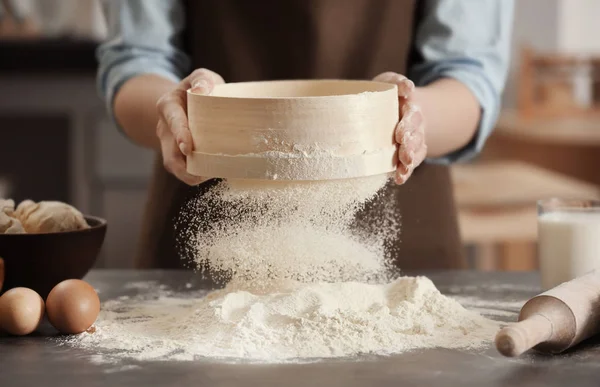 Kocken att göra degen — Stockfoto