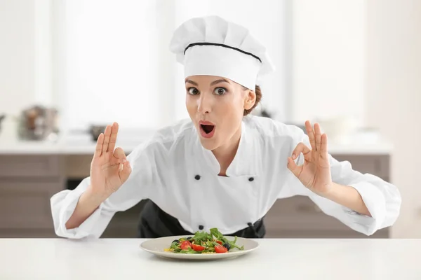 Jonge vrouwelijke chef-kok in de keuken — Stockfoto