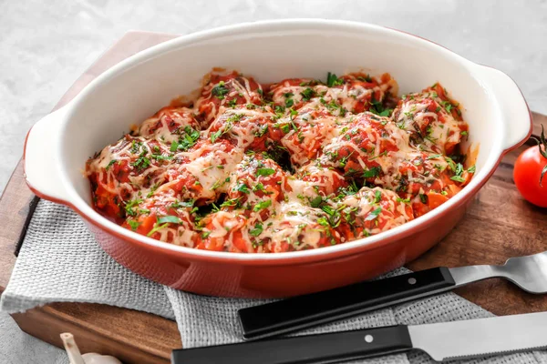 Cacerola de cerámica con albóndigas de pavo — Foto de Stock