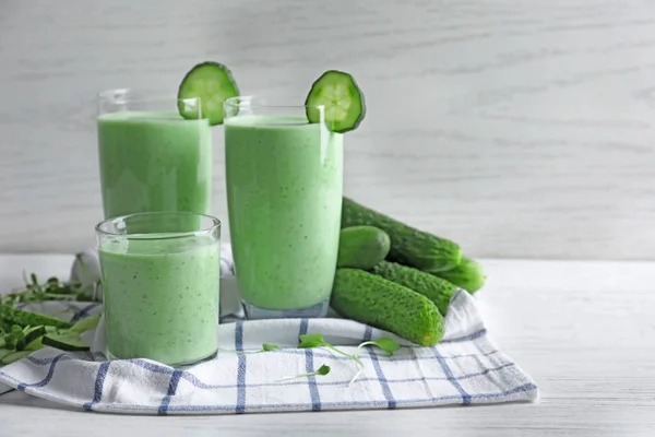 Glasses of fresh smoothie with cucumbers — Stock Photo, Image