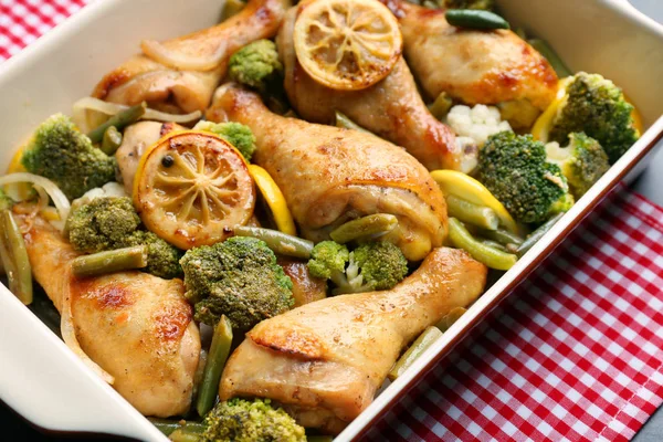 Baking dish with roasted chicken drumsticks — Stock Photo, Image