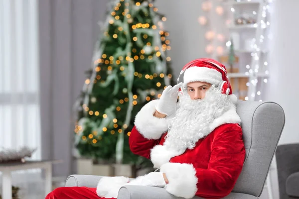 Papai Noel ouvindo música de Natal — Fotografia de Stock