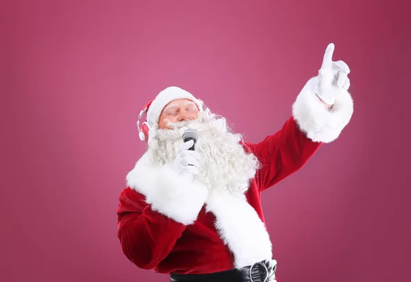 Papai Noel cantando canções de Natal — Fotografia de Stock