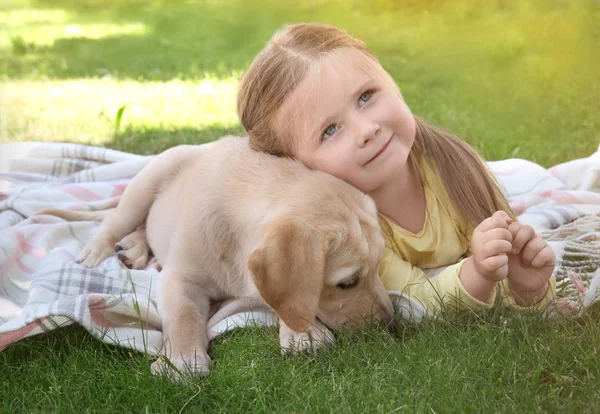 Bambino carino con Labrador Retriever all'aperto — Foto Stock