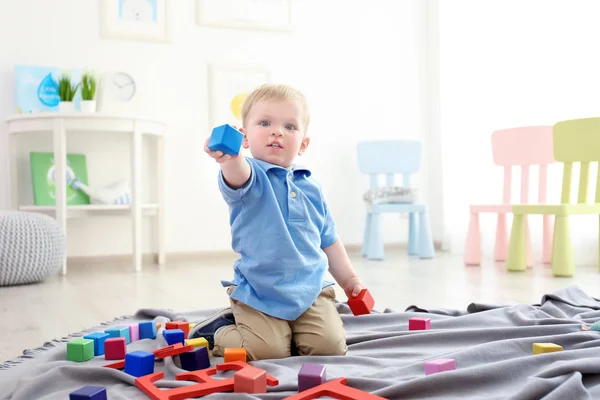 Söt liten pojke — Stockfoto