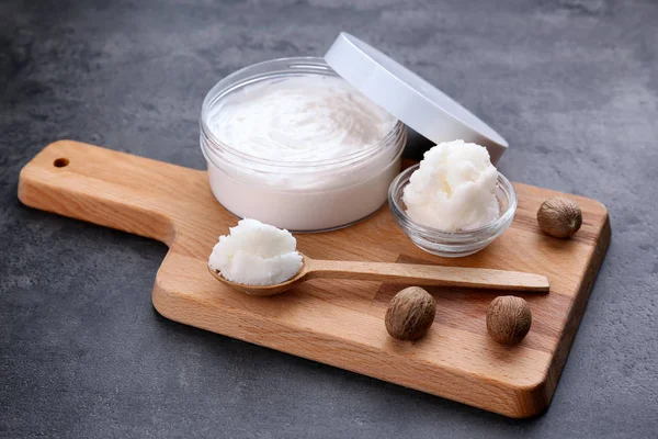 Wooden board with shea butter and cream — Stock Photo, Image