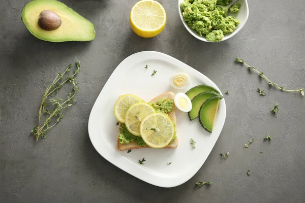 Lezzetli kahvaltı tost ile avokado 
