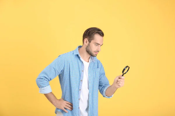 Stilig ung man med förstoringsglas — Stockfoto