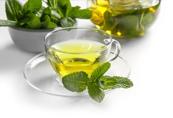 Cup of tea with mint leaves — Stock Photo, Image