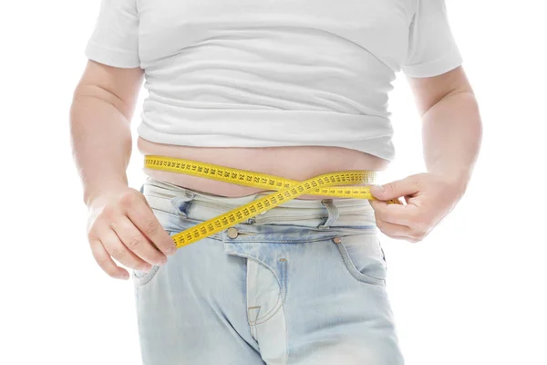 Pomiaru jego talii na białym tle nadwaga człowieka. Pojęcie diety — Zdjęcie stockowe