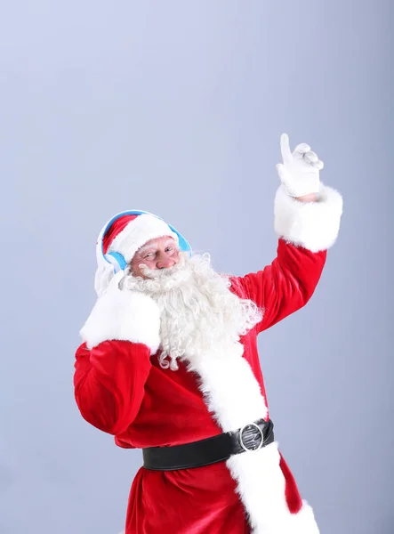 Santa claus luisteren naar muziek — Stockfoto