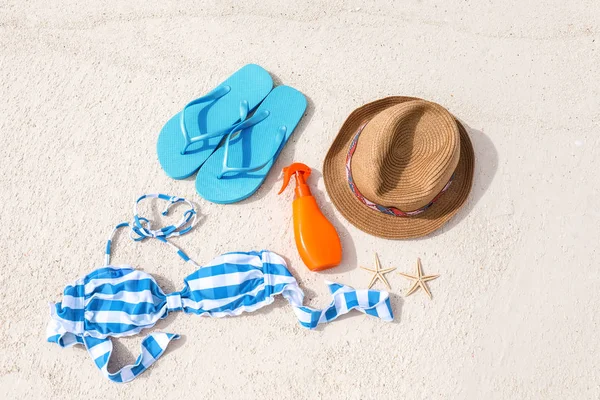 Conjunto de accesorios de playa en la orilla del mar —  Fotos de Stock