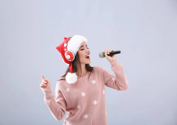 Hermosa joven cantando canciones —  Fotos de Stock