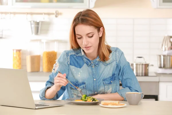 Junge Frau frühstückt — Stockfoto