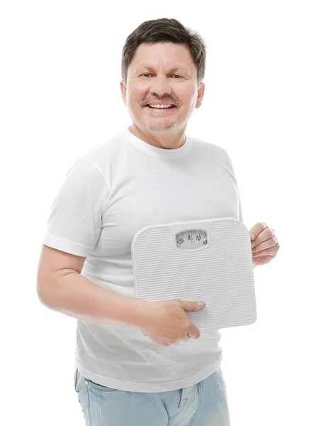 Overgewicht man met gewicht schalen op witte achtergrond. Dieet concept — Stockfoto