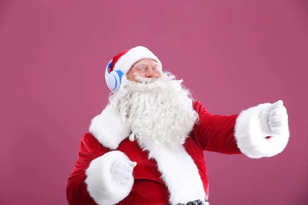 Santa claus luisteren naar muziek — Stockfoto