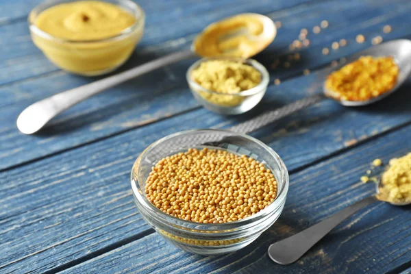 Delicious mustard seeds in bowl — Stock Photo, Image