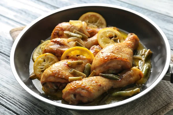 Delicious chicken drumsticks in frying pan — Stock Photo, Image