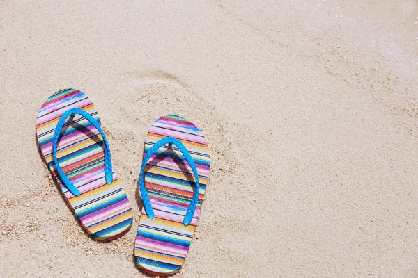 Parmak arası terlik plaj kum üzerinde