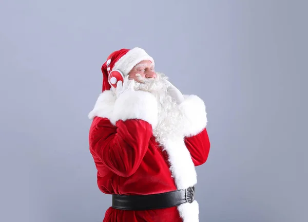 Santa claus luisteren naar muziek — Stockfoto