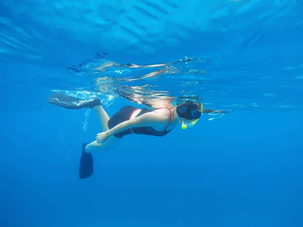 Female freediver swiming in the ocean — Stock Photo, Image