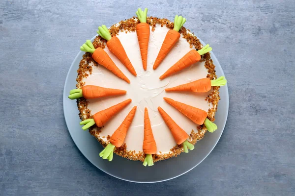 Тарелка с вкусным морковным пирогом — стоковое фото